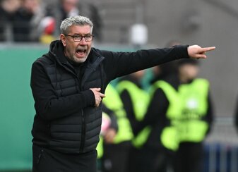 Berlins Trainer Urs Fischer gestikuliert an der Seitenlinie. Berlins Trainer Urs Fischer gestikuliert an der Seitenlinie.