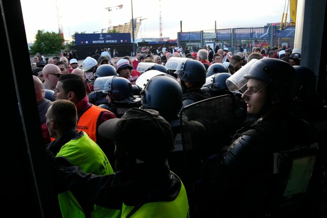Vor dem Stadion in Paris spielten sich chaotische Szenen ab.