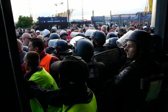 Vor dem Stadion in Paris spielten sich chaotische Szenen ab. Vor dem Stadion in Paris spielten sich chaotische Szenen ab.