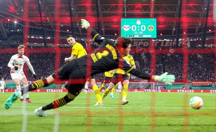 Leipzigs Timo Werner (l) erzielt den Treffer zum 1:0 gegen Dortmunds Torhüter Gregor Kobel (vorne).