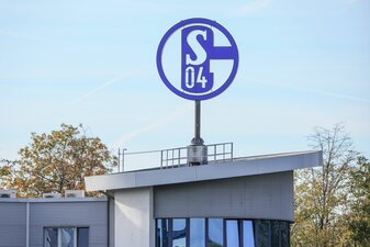 Das Logo des FC Schalke 04 dreht sich auf der Geschäftsstelle. Das Logo des FC Schalke 04 dreht sich auf der Geschäftsstelle.