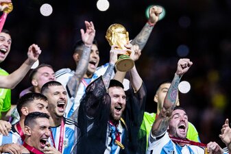 Argentiniens Lionel Messi jubelt mit WM-Pokal und seiner Mannschaft. Nun steht das Team auch auf Rang eins der Weltrangliste. Argentiniens Lionel Messi jubelt mit WM-Pokal und seiner Mannschaft. Nun steht das Team auch auf Rang eins der Weltrangliste.