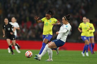 Die Engländerinnen um Lucy Bronze (r) setzten sich gegen Brasilien durch. Die Engländerinnen um Lucy Bronze (r) setzten sich gegen Brasilien durch.