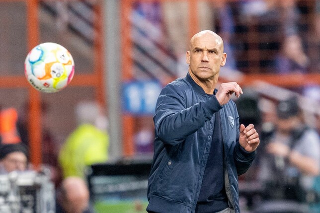 Bochums Trainer Thomas Letsch am Spielfeldrand.