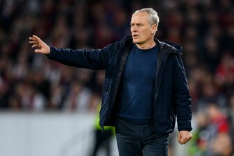 Freiburgs Trainer Christian Streich gestikuliert am Spielfeldrand. Freiburgs Trainer Christian Streich gestikuliert am Spielfeldrand.
