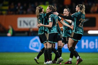 Tabea Wassmuth (l-r), Torschützin Sydney Lohmann, Sara Däbritz und Jule Brand bejubeln den Treffer zur 1:0-Führung. Tabea Wassmuth (l-r), Torschützin Sydney Lohmann, Sara Däbritz und Jule Brand bejubeln den Treffer zur 1:0-Führung.