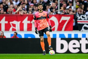 Stuttgarts Torwart Fabian Bredlow kommt gegen Bochum zum Einsatz. Stuttgarts Torwart Fabian Bredlow kommt gegen Bochum zum Einsatz.