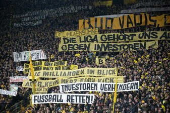 Dortmunds Fans protestieren gegen Investoren im Fußball mit Transparenten mit den Aufschriften: «DFL Hurensöhne», «Die Liga gehört uns ...», «Gegen Investoren», «Die Milliarden im Blick», Dortmunds Fans protestieren gegen Investoren im Fußball mit Transparenten mit den Aufschriften: «DFL Hurensöhne», «Die Liga gehört uns ...», «Gegen Investoren», «Die Milliarden im Blick»,