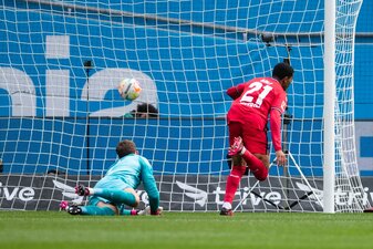 Leverkusens Ayman Azhil (r) trifft gegen Frankfurts Torhüter Kevin Trapp zur 1:0-Führung. Leverkusens Ayman Azhil (r) trifft gegen Frankfurts Torhüter Kevin Trapp zur 1:0-Führung.