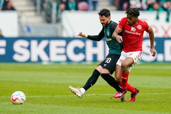 Bremens Leonardo Bittencourt (r) und der Mainzer Leandro Barreiro kämpfen um den Ball. Bremens Leonardo Bittencourt (r) und der Mainzer Leandro Barreiro kämpfen um den Ball.