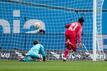 Leverkusens Ayman Azhil (r) trifft gegen Frankfurts Torhüter Kevin Trapp zur 1:0-Führung.