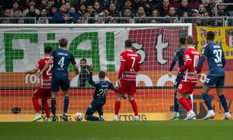 Ellyes Skhiri sorgt für die Kölner Führung in Augsburg. Ellyes Skhiri sorgt für die Kölner Führung in Augsburg.