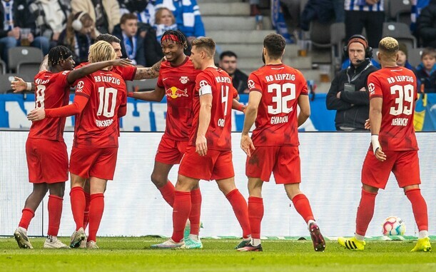 Torschütze Amadou Haidara (l) von RB Leipzig jubelt mit Teamkollegen nach seinem Treffer zum 1:0.