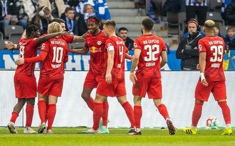 Torschütze Amadou Haidara (l) von RB Leipzig jubelt mit Teamkollegen nach seinem Treffer zum 1:0. Torschütze Amadou Haidara (l) von RB Leipzig jubelt mit Teamkollegen nach seinem Treffer zum 1:0.