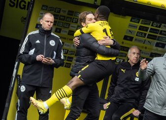 Dortmunds Youssoufa Moukoko jubelt mit Trainer Edin Terzic über sein Tor zum 2:1. Dortmunds Youssoufa Moukoko jubelt mit Trainer Edin Terzic über sein Tor zum 2:1.