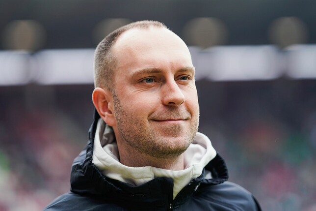 Bremens Trainer Ole Werner steht vor Anpfiff in Mainz im Stadion.