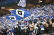 Fans des Hamburger SV feiern ihre Mannschaft.