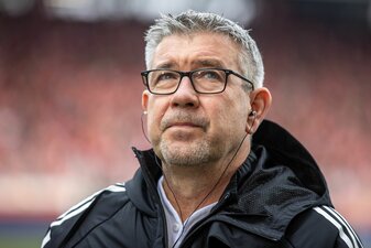 Unions Trainer Urs Fischer vor Spielbeginn. Unions Trainer Urs Fischer vor Spielbeginn.