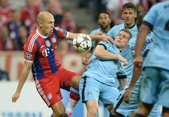 Der frühere Bayern-Profi Arjen Robben (l) und Citys James Milner kämpfen um den Ball. Der frühere Bayern-Profi Arjen Robben (l) und Citys James Milner kämpfen um den Ball.