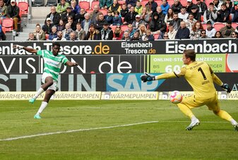 Ragnar Ache (l) erzielte das zweiter Fürther Tor in Sandhausen. Ragnar Ache (l) erzielte das zweiter Fürther Tor in Sandhausen.