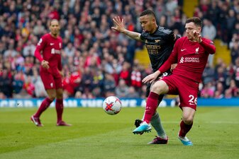 Liverpools Andrew Robertson (r) im Zweikampf mit Gabriel Jesus vom FC Arsenal. Liverpools Andrew Robertson (r) im Zweikampf mit Gabriel Jesus vom FC Arsenal.