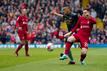 Liverpools Andrew Robertson (r) im Zweikampf mit Gabriel Jesus vom FC Arsenal.