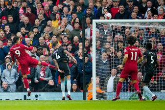 Roberto Firmino (l) rettete Liverpool einen Punkt gegen den FC Arsenal. Roberto Firmino (l) rettete Liverpool einen Punkt gegen den FC Arsenal.