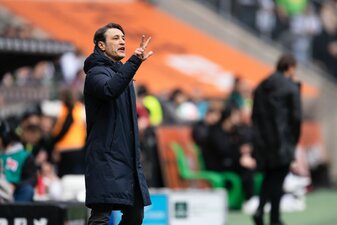 Wolfsburgs Trainer Niko Kovac gestikuliert an der Seitenlinie. Wolfsburgs Trainer Niko Kovac gestikuliert an der Seitenlinie.