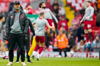 Jürgen Klopp beobachtet seine Spieler. Jürgen Klopp beobachtet seine Spieler.