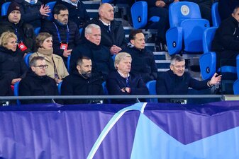 Münchens Sportvorstand Hasan Salihamidzic (2.v.l), CEO Oliver Kahn (2.v.r) und Präsident Herbert Hainer (r) sitzen auf der Tribüne. Münchens Sportvorstand Hasan Salihamidzic (2.v.l), CEO Oliver Kahn (2.v.r) und Präsident Herbert Hainer (r) sitzen auf der Tribüne.