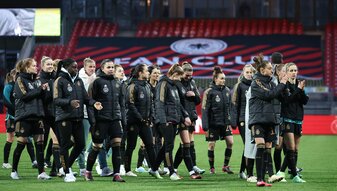 Die Spielerinnen aus Deutschland gehen nach dem Abpfiff über den Rasen. Die Spielerinnen aus Deutschland gehen nach dem Abpfiff über den Rasen.
