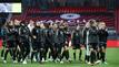 Die Spielerinnen aus Deutschland gehen nach dem Abpfiff über den Rasen.
