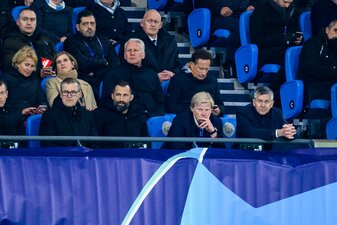 Der Ticker-Eintrag der UEFA dürfte den Bayern-Chefs nicht gefallen haben: Münchens Sportvorstand Hasan Salihamidzic (3.v.r), Oliver Kahn (2.v.r), CEO des FC Bayern München, und Herbert Hainer (r), Der Ticker-Eintrag der UEFA dürfte den Bayern-Chefs nicht gefallen haben: Münchens Sportvorstand Hasan Salihamidzic (3.v.r), Oliver Kahn (2.v.r), CEO des FC Bayern München, und Herbert Hainer (r),