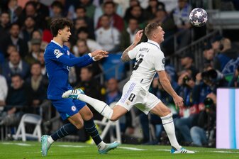 Toni Kroos (r) hat nach dem Hinspielsieg gegen Chelsea das Halbfinale mit Real Madrid im Blick. Toni Kroos (r) hat nach dem Hinspielsieg gegen Chelsea das Halbfinale mit Real Madrid im Blick.