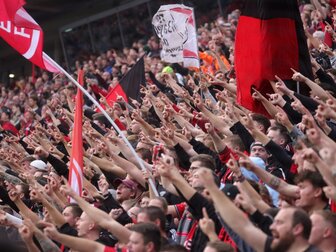 Große Euphorie: Tausende Bayer-Fans empfangen Mannschaftsbus Große Euphorie: Tausende Bayer-Fans empfangen Mannschaftsbus