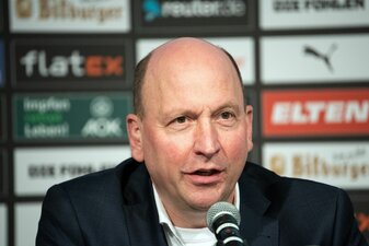 Gladbachs Geschäftsführer Stephan Schippers verkündete die roten Zahlen. Gladbachs Geschäftsführer Stephan Schippers verkündete die roten Zahlen.