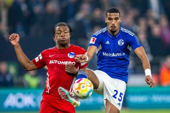 Berlins Jessic Ngankam (l) und Schalkes Moritz Jenz kämpfen um den Ball. Berlins Jessic Ngankam (l) und Schalkes Moritz Jenz kämpfen um den Ball.