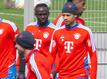 Sadio Mane (l) und Leroy Sane kommen zum Training.