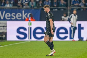 Schalkes Torwart Ralf Fährmann verlässt verletzt den Platz. Schalkes Torwart Ralf Fährmann verlässt verletzt den Platz.