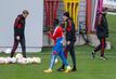 Trainer Thomas Tuchel (2.v.r.) und Sadio Mané beim Training in München.