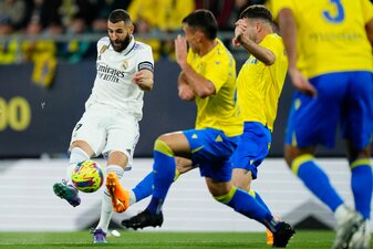 Karim Benzema (l) konnte sich gegen Cádiz zwar nicht in die Torschützenliste eintragen, Real gewann dennoch mit 2:0. Karim Benzema (l) konnte sich gegen Cádiz zwar nicht in die Torschützenliste eintragen, Real gewann dennoch mit 2:0.