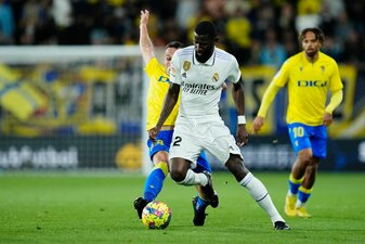 Reals Antonio Rüdiger (M) und Fede San Emeterio von Cádiz kämpfen um den Ball. Reals Antonio Rüdiger (M) und Fede San Emeterio von Cádiz kämpfen um den Ball.