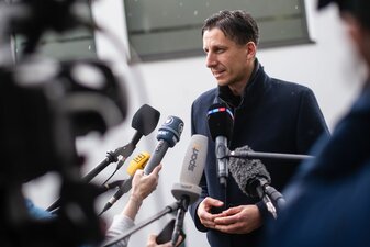 Geschäftsführer Christian Keller geht mit dem 1. FC Köln gegen die Transfersperre an. Geschäftsführer Christian Keller geht mit dem 1. FC Köln gegen die Transfersperre an.