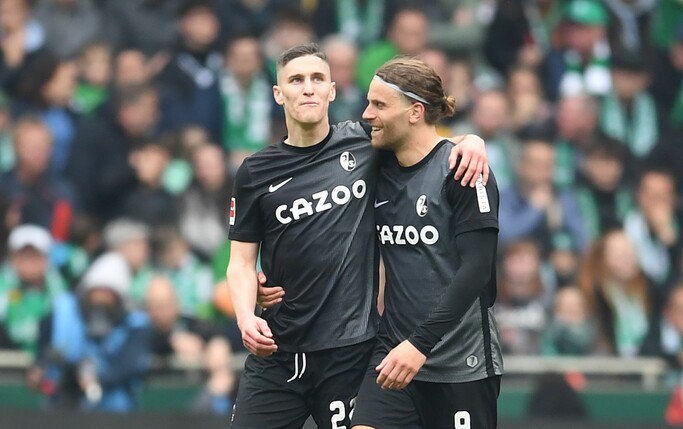 Die Freiburger Roland Sallai (l) und Lucas Höler drehten mit ihren Toren die Partie.