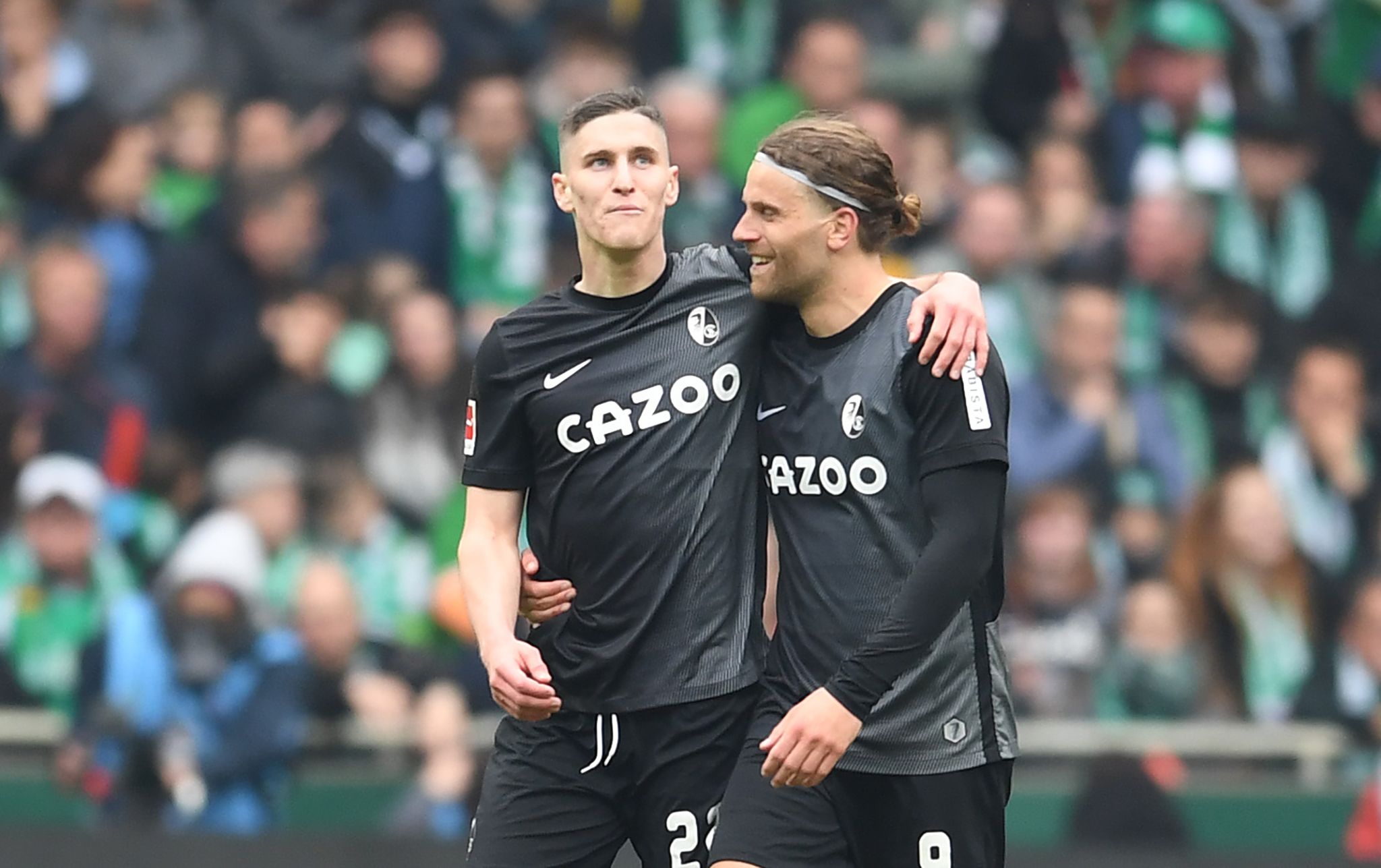 Die Freiburger Roland Sallai (l) und Lucas Höler drehten mit ihren Toren die Partie.