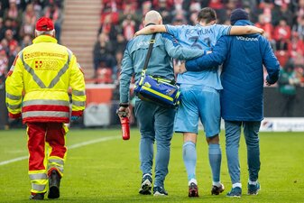 Bochums Keven Schlotterbeck (2.v.r) musste im Spiel gegen seinen Ex-Club Union früh ausgewechselt werden. Bochums Keven Schlotterbeck (2.v.r) musste im Spiel gegen seinen Ex-Club Union früh ausgewechselt werden.