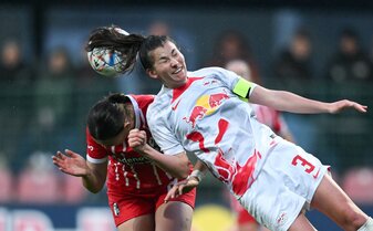 Leipzigs Johanna Kaiser (r) und Freiburgs Giovanna Hoffmann kämpfen um den Ball. Leipzigs Johanna Kaiser (r) und Freiburgs Giovanna Hoffmann kämpfen um den Ball.