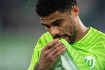 FußballWolfsburgs Paulo Otavio beißt nach seiner verletzungsbedingten Auswechselung in sein Trikot. FußballWolfsburgs Paulo Otavio beißt nach seiner verletzungsbedingten Auswechselung in sein Trikot.