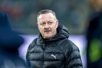 Gladbach-Manager Roland Virkus am Spielfeldrand. Gladbach-Manager Roland Virkus am Spielfeldrand.