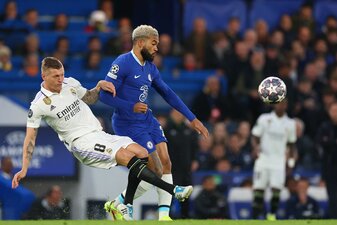 Reece James von Chelsea fordert Toni Kroos (l) von Real Madrid heraus. Reece James von Chelsea fordert Toni Kroos (l) von Real Madrid heraus.